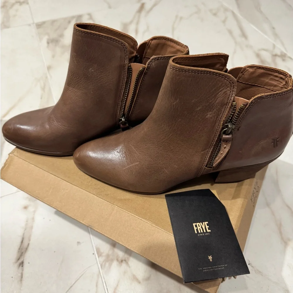 NWT FRYE Brown Leather Double Zip Ankle Boots Booties Size 9
